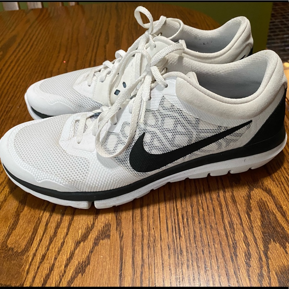 NIKE FLEX RUN 2015 SIZE 10
